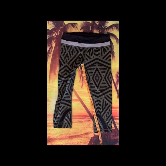 Lululemon Run: Inspire Crop II Size 6 - Picture 4 of 10